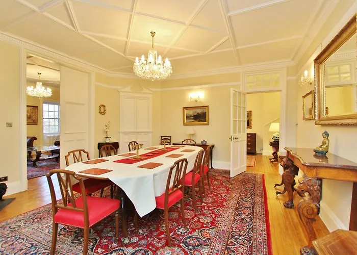 Elegant 3-Bedroom Ramsay Garden Apartment In Edinburgh City Centre