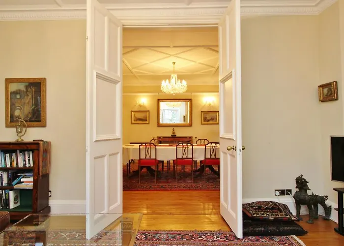 Elegant 3-Bedroom Ramsay Garden Apartment In Edinburgh City Centre
